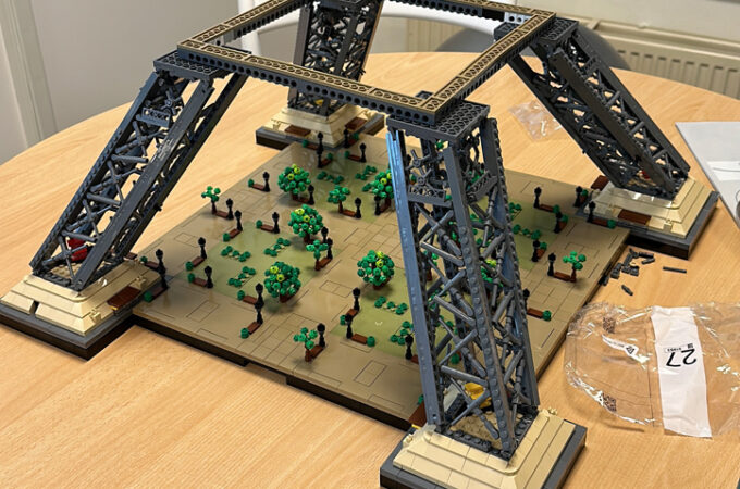 LEGO Eiffeltoren krijgt vorm