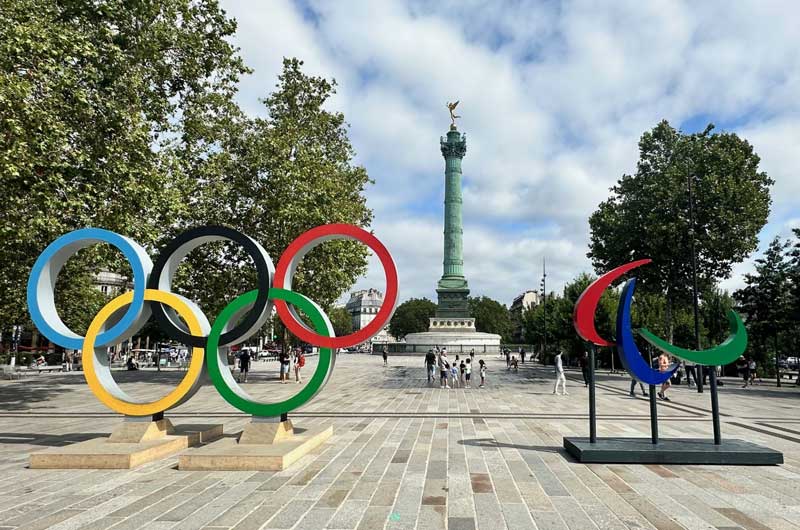 Olympische Ringen en Paralympische Logo in Parijs