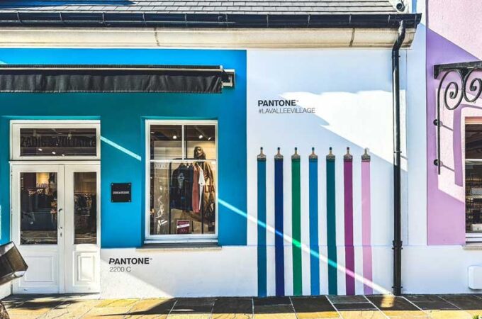 Outlet winkeltjes bij Parijs in Pantone kleuren