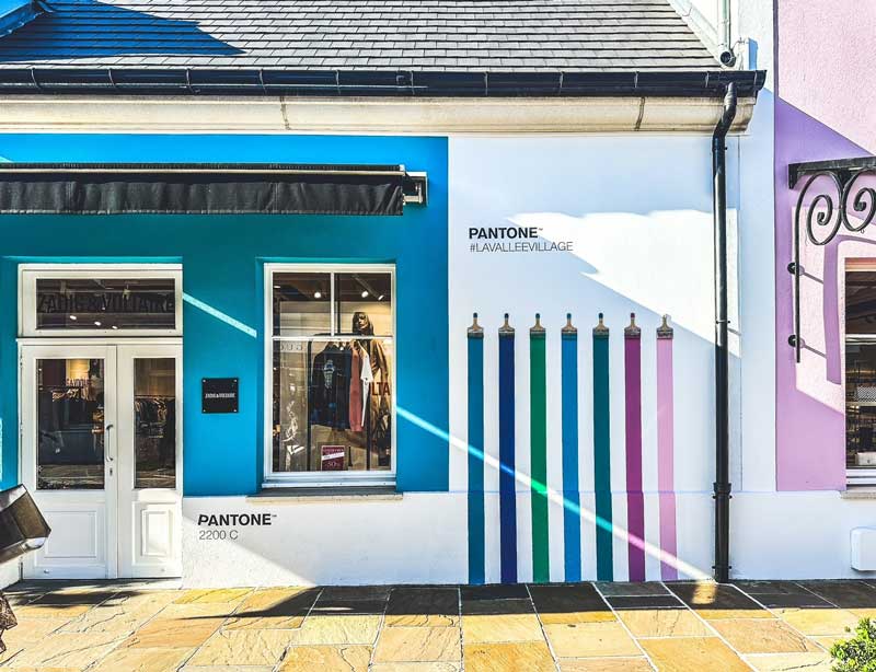 Outlet winkeltjes bij Parijs in Pantone kleuren