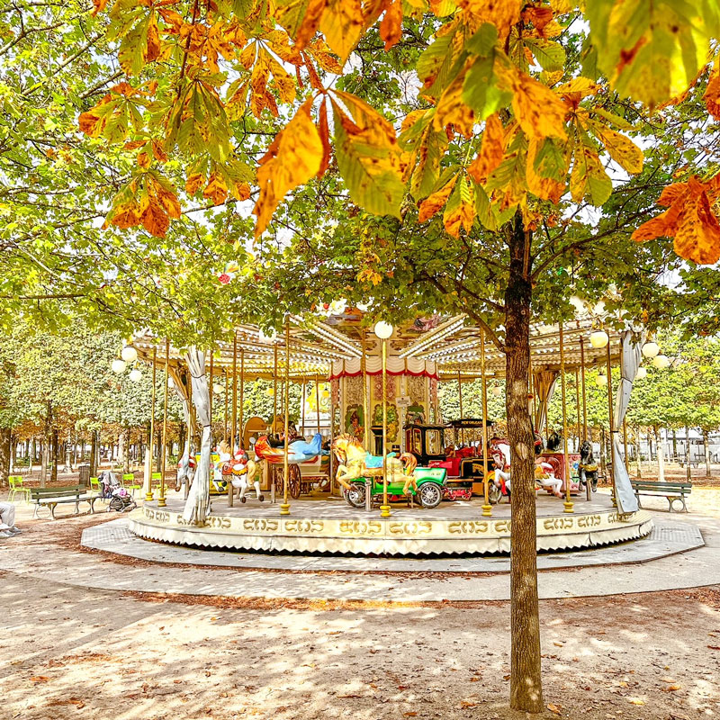 Veel draaimolens in Parijs, waaronder deze in Jardin des Tuileries.