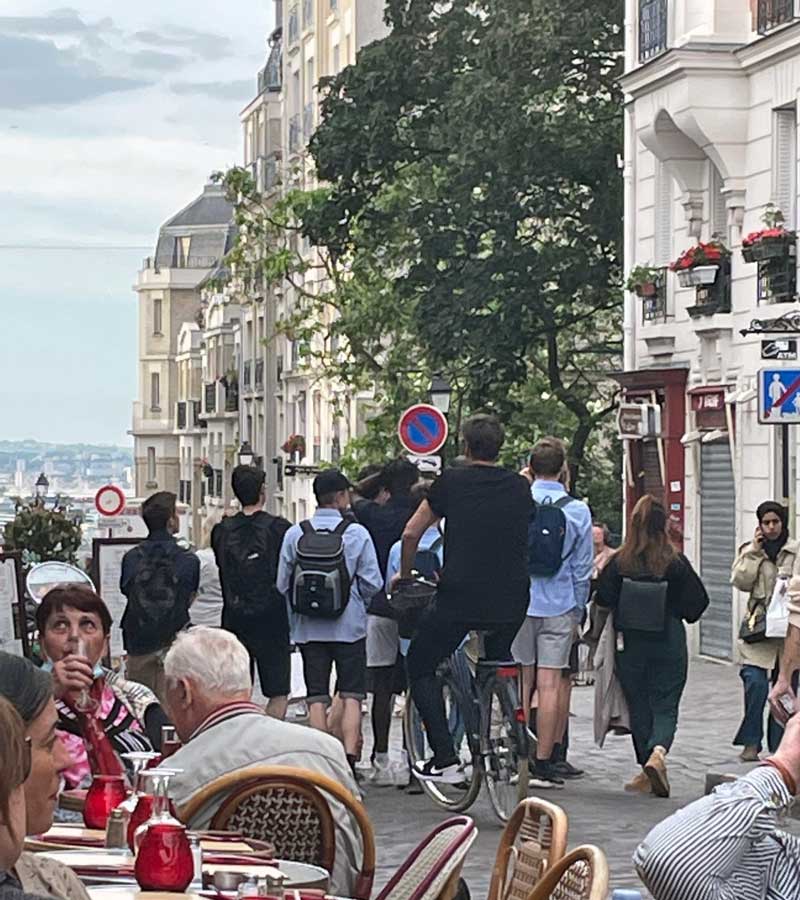 Rob Kemps op de fiets in Montmartre